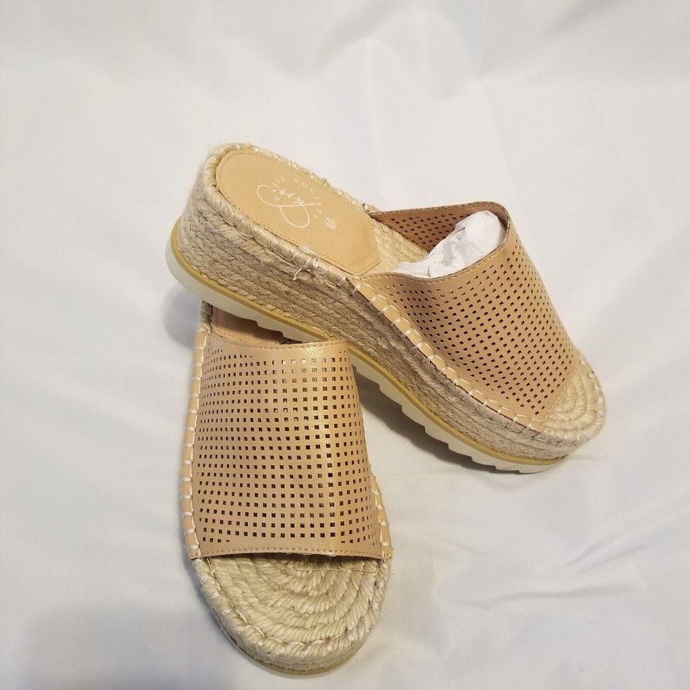 Oasis Society Women's Natural Wedge Sandal Size 8.5